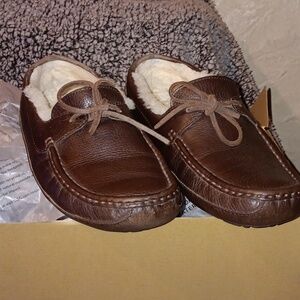 UGG Mascot leather slipper men's size 11- PRE-OWNED- OK condition